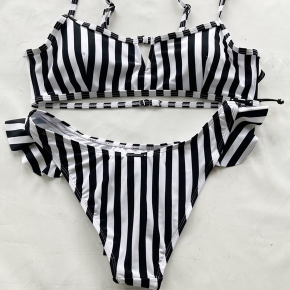 [Kendall & Kylie] NWT ruffle striped bikini large - Picture 12 of 14